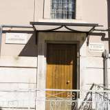 Ma prima di arrivare davanti all�edificio religioso, sul vicolo bussiamo alla porta in legno del Centro diurno socio-educativo gestito dalle Sorelle francescane della carit�, che dal 2006  ospita bambini italiani e stranieri che dopo la scuola vengono qui per pranzare e fare i compiti